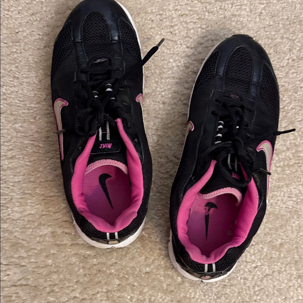 Nike Women's Black and Pink Athletic Sneakers